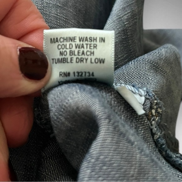 BELLA DAHL Women's Shirt Tail Button Down Chambray Denim Shirt Size Small | EUC - Picture 6 of 8